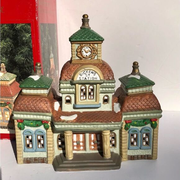DICKENS KEEPSAKE CHRISTMAS VILLAGE TRAIN STATION 1993 VINTAGE PORCELAIN LIGHTED - Picture 5 of 11